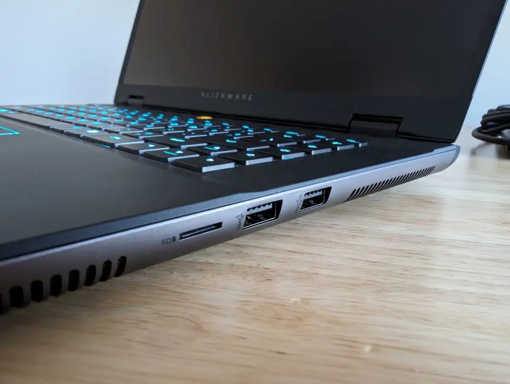 Alienware m16 R2 -Connectivity