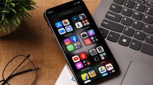 How to Organize Apps on iPhone Easily – 2025